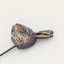 Ladda upp bild till gallerivisning, Kavajnål Hare | Mässing