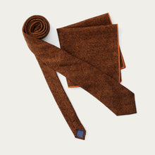 Ladda upp bild till gallerivisning, Komboset | Slips & näsduk i ull | Tegelröd