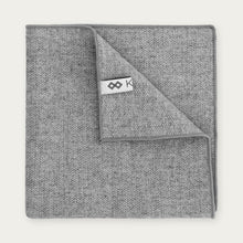 Ladda upp bild till gallerivisning, Bröstnäsduk i ull | Ljusgrå