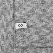 Ladda upp bild till gallerivisning, Bröstnäsduk i ull | Ljusgrå