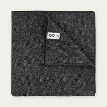 Ladda upp bild till gallerivisning, Bröstnäsduk i ull | Mörkgrå