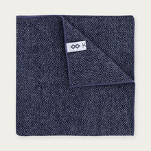 Ladda upp bild till gallerivisning, Bröstnäsduk i ull | Blåmönstrad