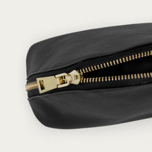 Ladda upp bild till gallerivisning, Liten sminkväska | Svart saffiano
