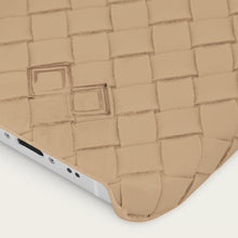 Ladda upp bild till gallerivisning, iPhone mobilskal | Ljusbeige flätat läder