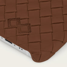 Ladda upp bild till gallerivisning, iPhone mobilskal | Brunt flätat läder